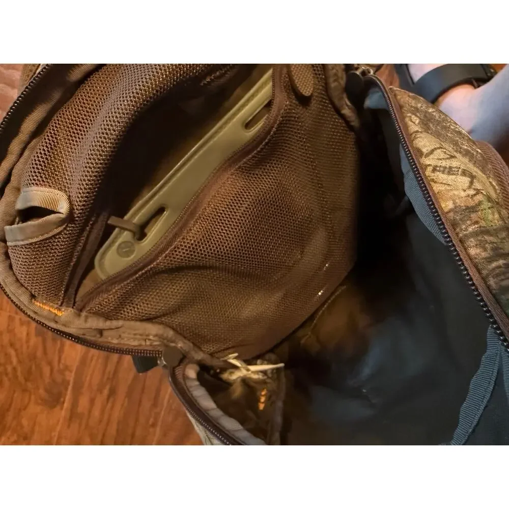Badlands Hunting Real Tree Camo Backpack Hydration Pack w/ Compass (SG51)